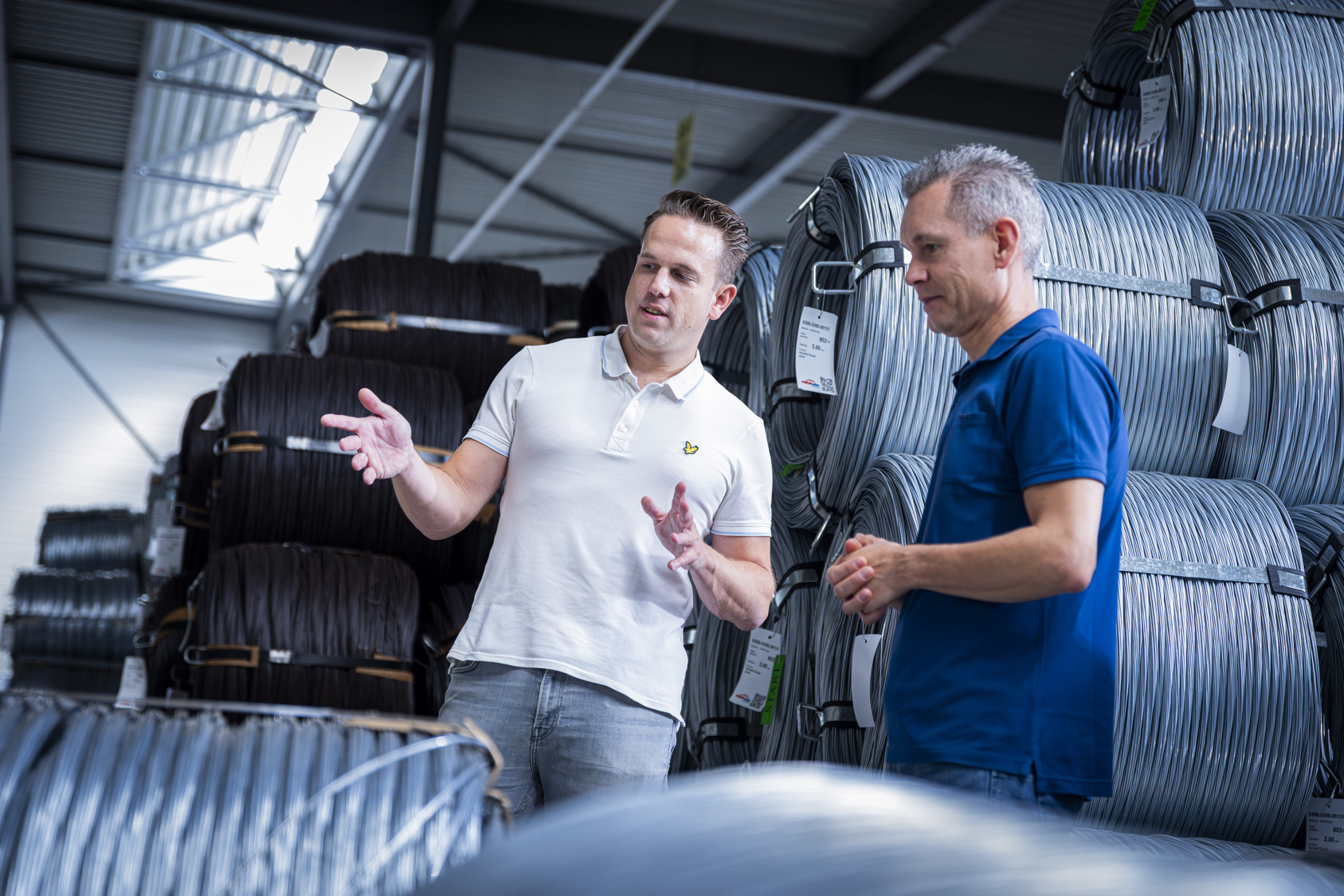 Teamoverleg bij de verwerking van staaldraad in de productiehal